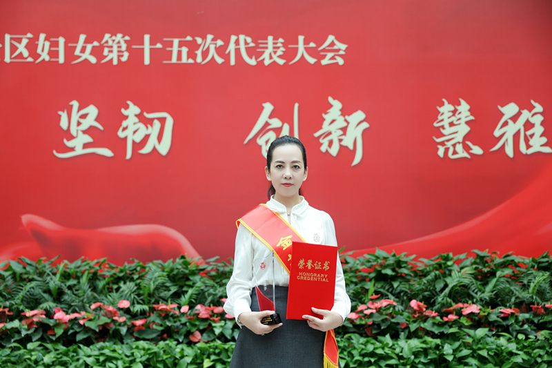 慶賀金壇婦女代表會(huì)，恭喜湯姆森再添新榮譽(yù)！董事長湯建華掌舵創(chuàng)佳績，總經(jīng)理王芳榮獲“三八紅旗手”!