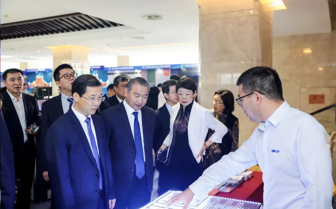 濮陽市市委書記萬正峰來湯姆展臺(tái)親切交流--江蘇湯姆集團(tuán)攜涂料灌裝新技術(shù)盛裝出席2023亞太國際涂料產(chǎn)業(yè)發(fā)展大會(huì)！